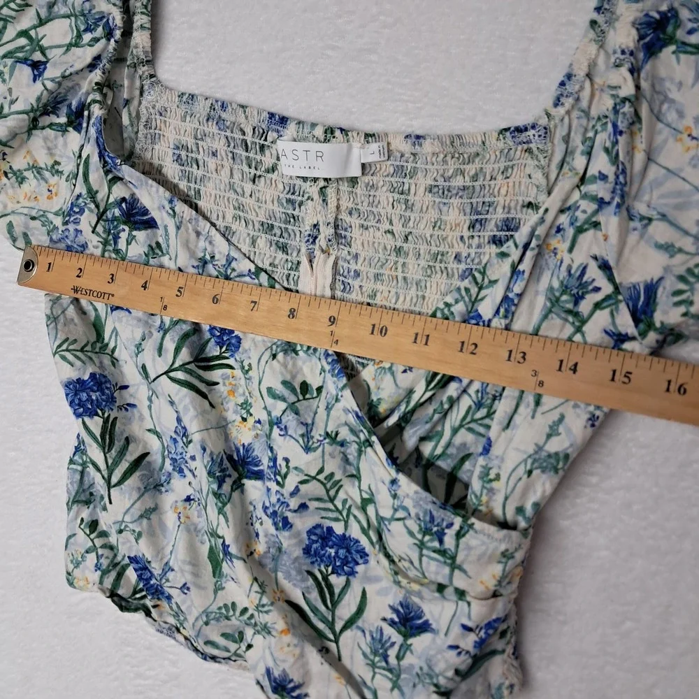 ASTR The Label Top Women's Large Blue Floral Puff Sleeve Smocked Linen Cottage